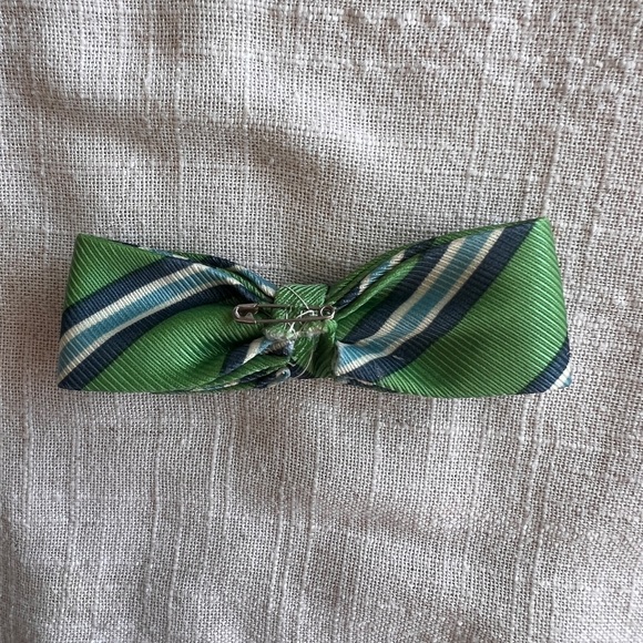 Handmade green bowtie for a small boy - Picture 5 of 5